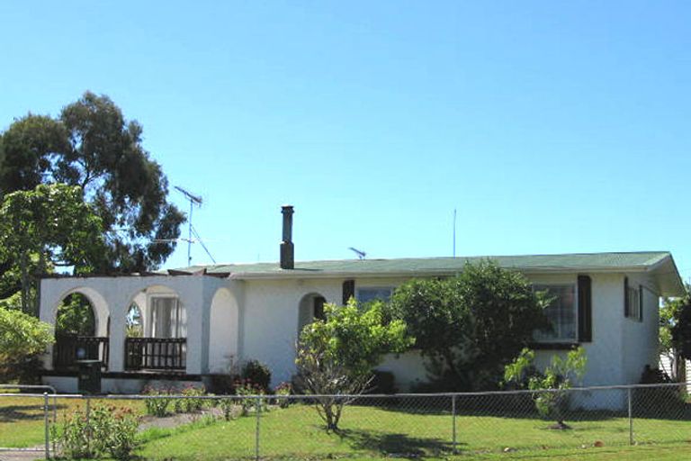 Photo of property in 50 Divich Avenue, Te Atatu South, Auckland, 0610