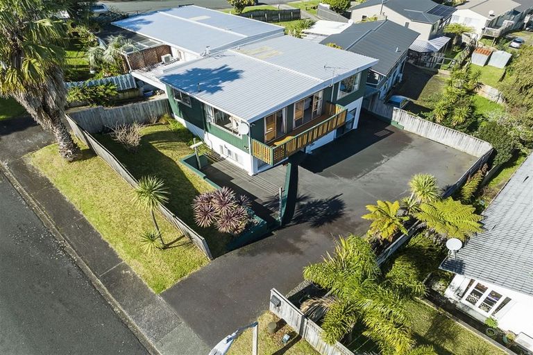 Photo of property in 1/2 Finn Place, Totara Vale, Auckland, 0629