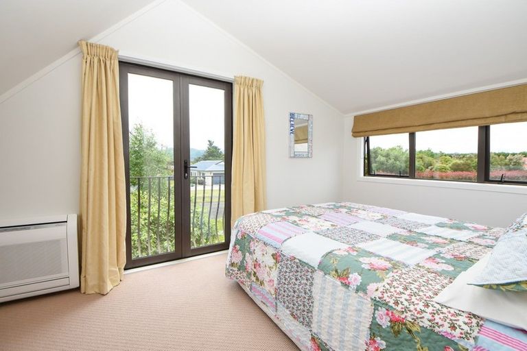 Photo of property in 8 Daffodil Grove, Carterton, 5713