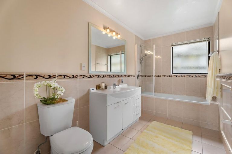 Photo of property in 92 George Deane Place, Greenhithe, Auckland, 0632