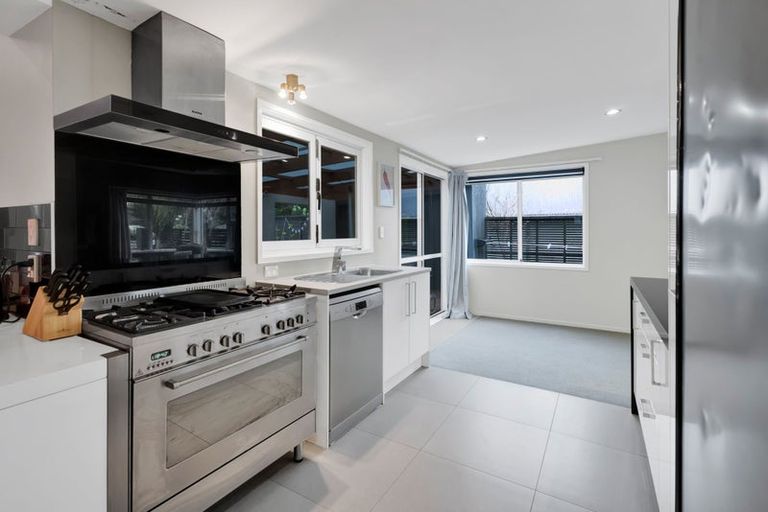 Photo of property in 70 Seaview Road, Marfell, New Plymouth, 4310