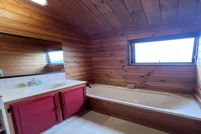 Photo of property in 86 Luckens Road, West Harbour, Auckland, 0618