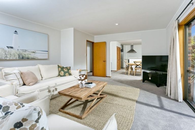 Photo of property in 1/9 Elderwood Lane, Belmont, Auckland, 0622
