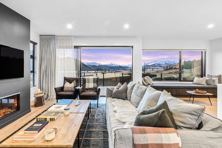 Photo of property in 33 Kirimoko Crescent, Wanaka, 9305