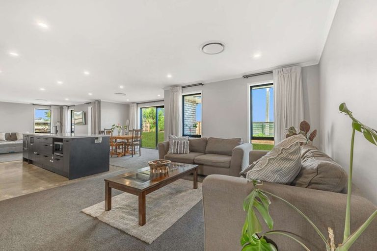 Photo of property in 2 Atutahi Street, Hurdon, New Plymouth, 4310