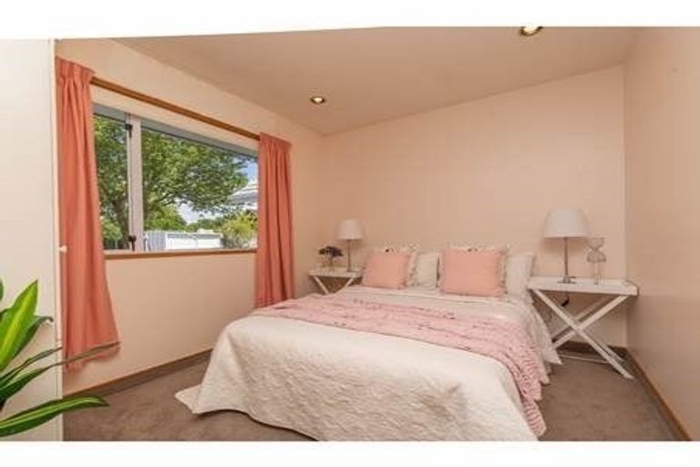 Photo of property in 52 Berkshire Drive, Avonhead, Christchurch, 8042