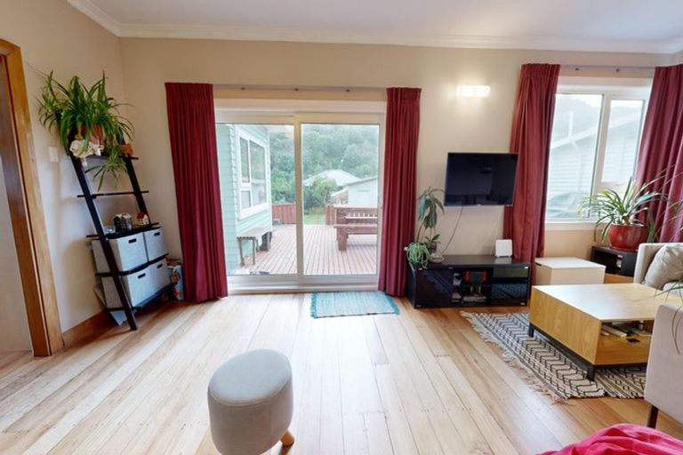 Photo of property in 11 Happy Valley Road, Owhiro Bay, Wellington, 6023