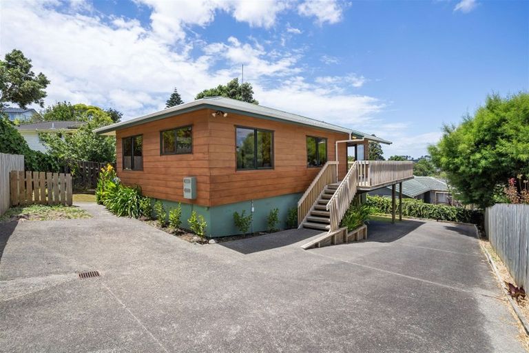 Photo of property in 2/16 Laurina Road, Sunnynook, Auckland, 0620