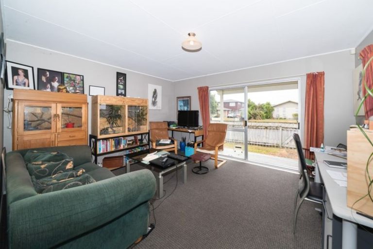 Photo of property in 2 Suzanne Grove, Kelvin Grove, Palmerston North, 4414