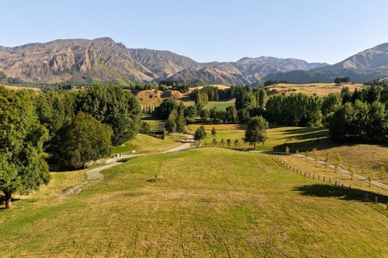 Photo of property in 28 Hogans Gully Road, Arrowtown, 9371