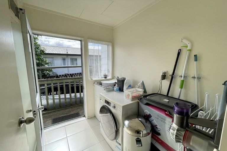 Photo of property in 2/15 Kirklow Place, Goodwood Heights, Auckland, 2105