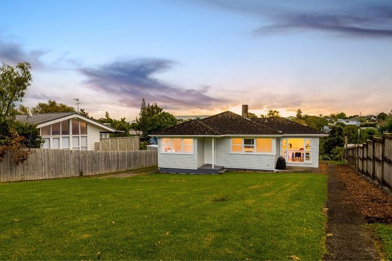 Photo of property in 24 Gill Avenue, Te Atatu Peninsula, Auckland, 0610