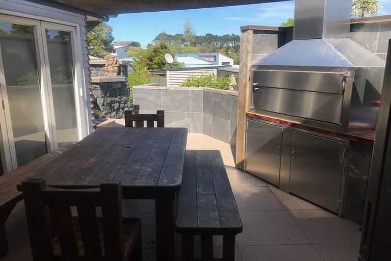 Photo of property in 6 Beazley Place, Glendene, Auckland, 0602