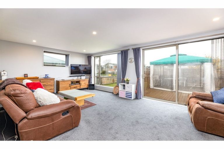 Photo of property in 6 Farnborough Street, Aranui, Christchurch, 8061