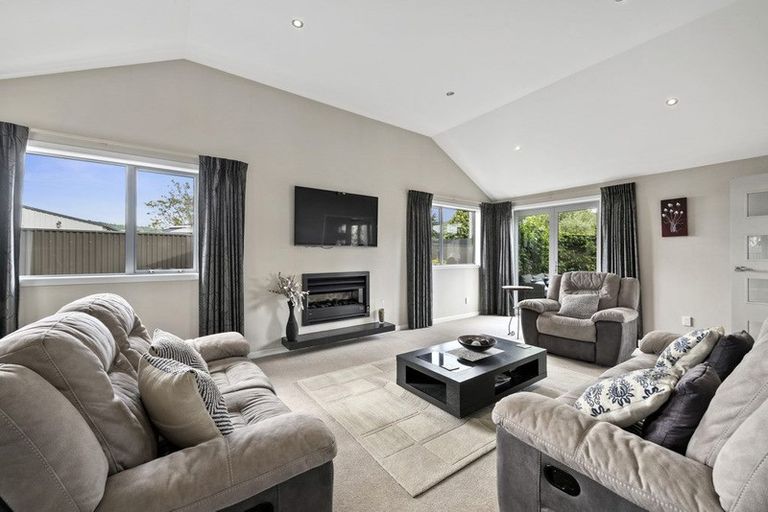 Photo of property in 42 Heretaunga Square, Silverstream, Upper Hutt, 5019