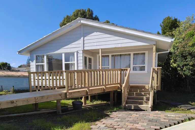 Photo of property in 5 Barnfield Place, Glendene, Auckland, 0602