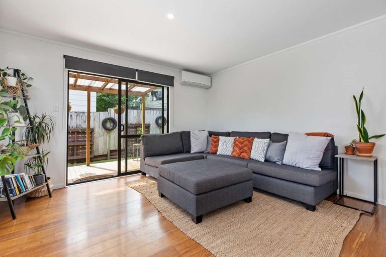 Photo of property in 2/10 Jarrah Place, Massey, Auckland, 0614
