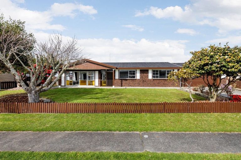 Photo of property in 4 Sandalwood Drive, Dinsdale, Hamilton, 3204