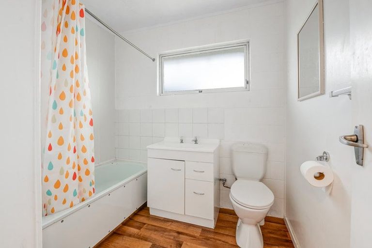 Photo of property in 2/587 Glenfield Road, Totara Vale, Auckland, 0629