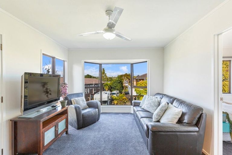 Photo of property in 9 Seagrove Road, West Harbour, Auckland, 0618