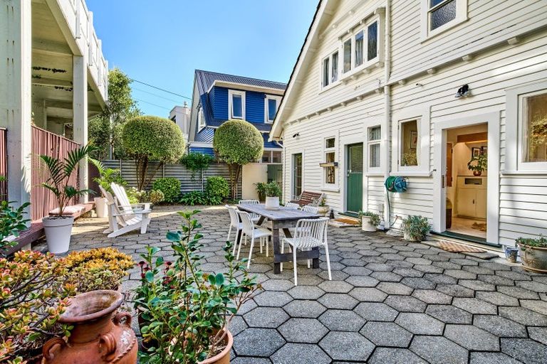 Photo of property in 338 Oriental Parade, Oriental Bay, Wellington, 6011