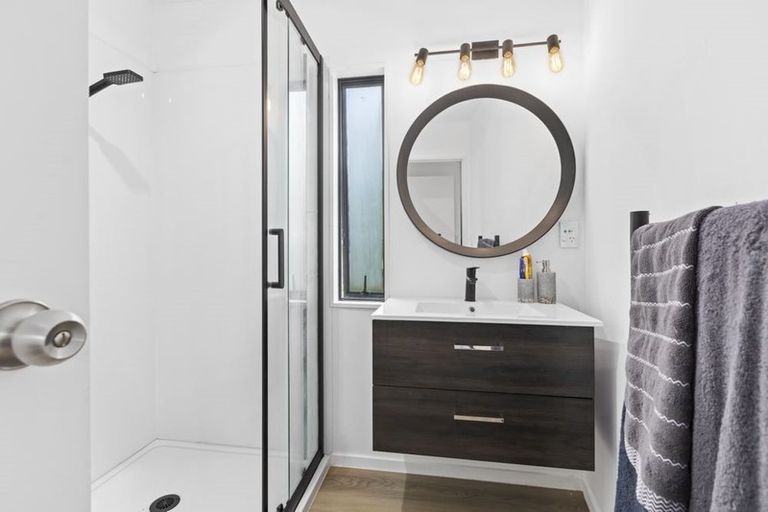 Photo of property in 2/4 Idyll Place, Northcross, Auckland, 0632