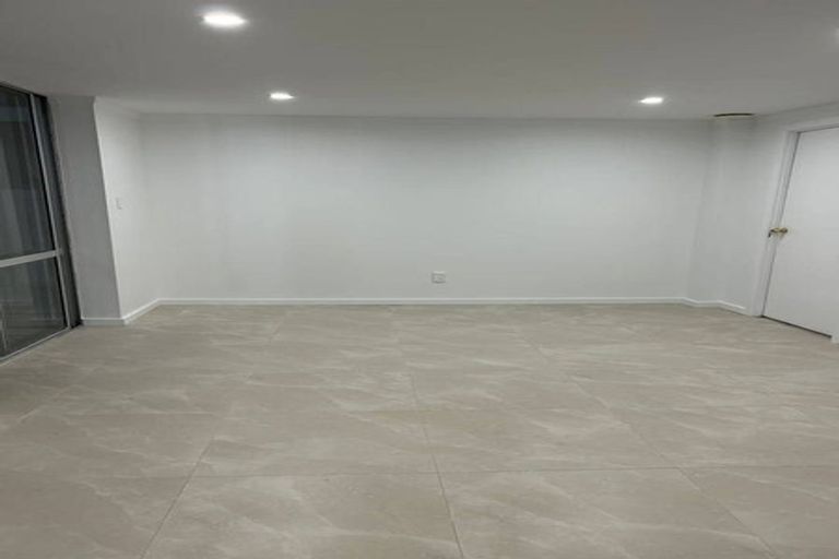 Photo of property in 2/1004 East Coast Road, Northcross, Auckland, 0630