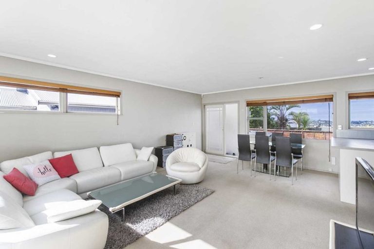 Photo of property in 92 Sunset Road, Unsworth Heights, Auckland, 0632