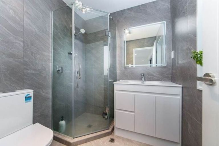 Photo of property in 2b Kororo Street, Northcote, Auckland, 0627