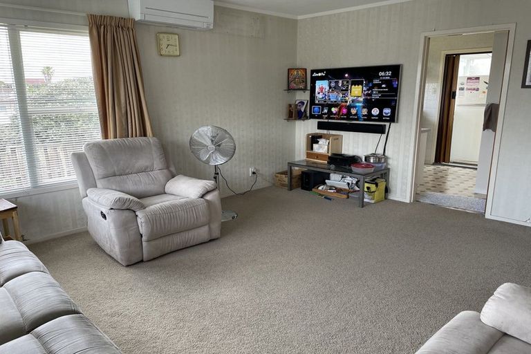 Photo of property in 2/17 Jenelin Road, Glendene, Auckland, 0602