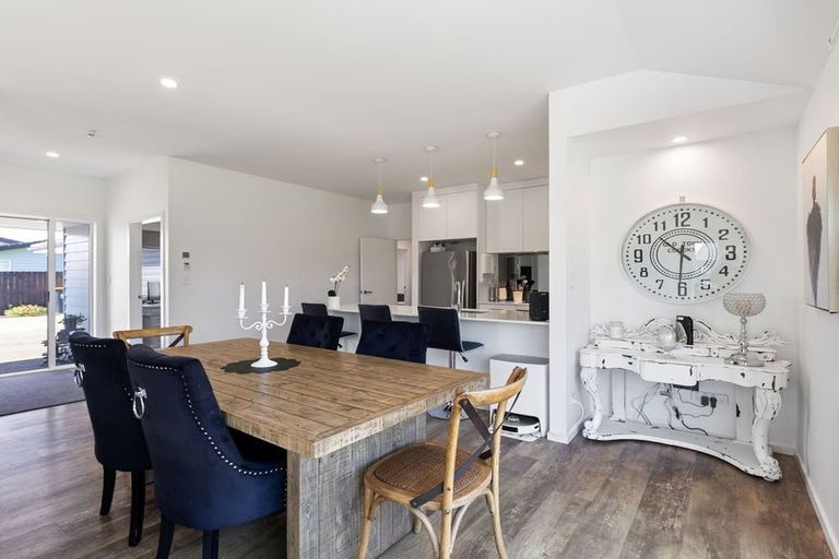 Photo of property in 111 Johnstone Drive, Fitzherbert, Palmerston North, 4410