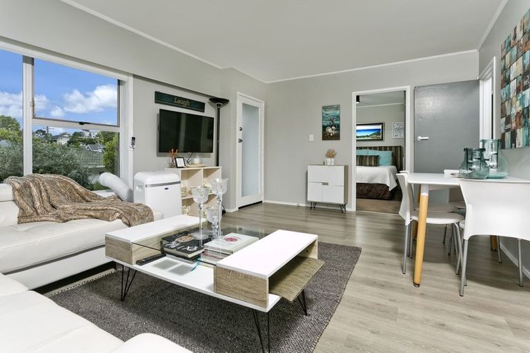 Photo of property in 2/2 Lambrown Drive, Totara Vale, Auckland, 0629