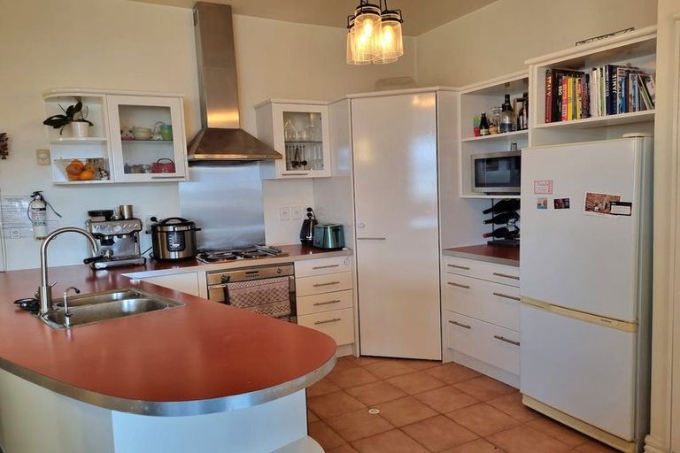 Photo of property in Endeavour Apartments, 10/125 Thorndon Quay, Pipitea, Wellington, 6011