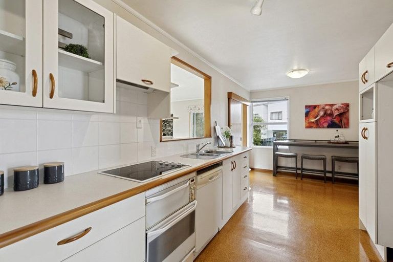 Photo of property in 5 South Pacific Place, Henderson, Auckland, 0612
