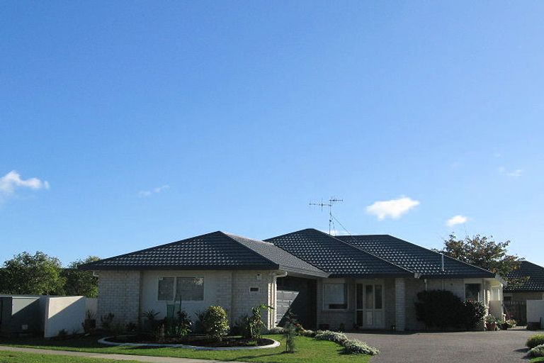 Photo of property in 92 Realm Drive, Paraparaumu, 5032
