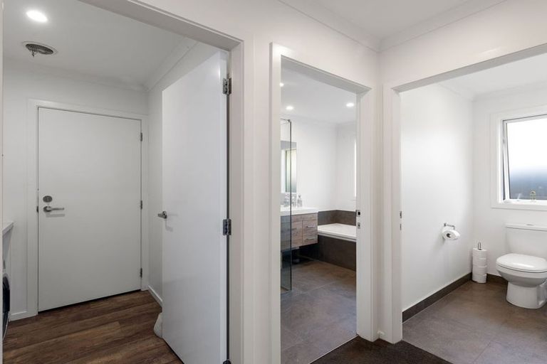 Photo of property in 111 Johnstone Drive, Fitzherbert, Palmerston North, 4410