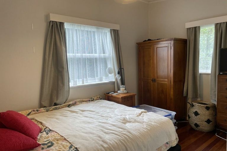 Photo of property in 42 Pokohiwi Road, Normandale, Lower Hutt, 5010