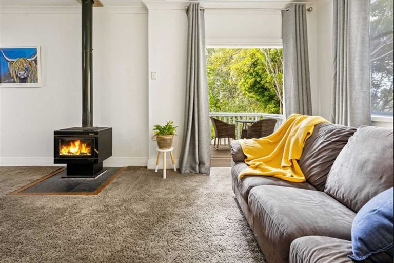 Photo of property in 12 Eastglen Road, Glen Eden, Auckland, 0602