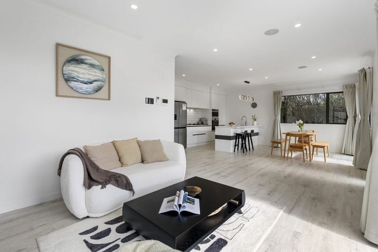 Photo of property in 562a Beach Road, Rothesay Bay, Auckland, 0630