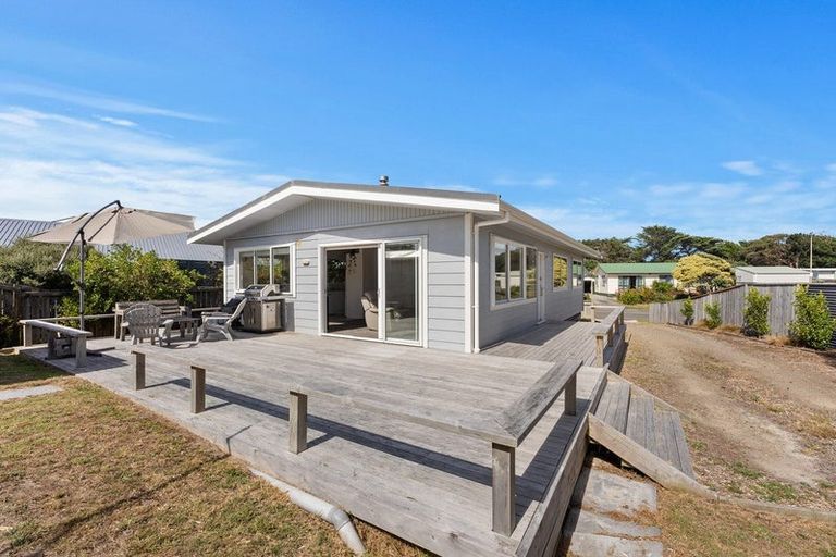 Photo of property in 16 Karaka Street, Otaki Beach, Otaki, 5512