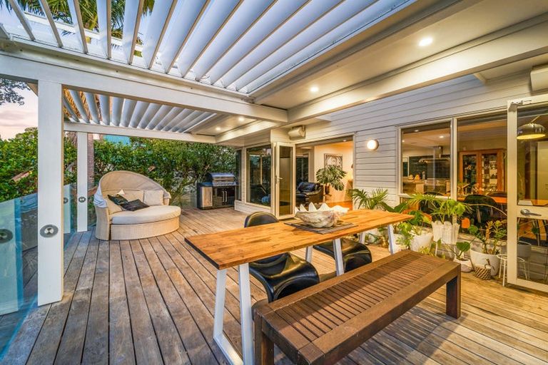 Photo of property in 9 Sandown Road, Rothesay Bay, Auckland, 0630