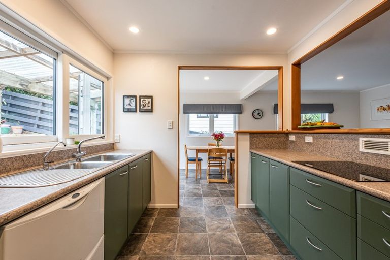 Photo of property in 52 Grays Road, Plimmerton, Porirua, 5026