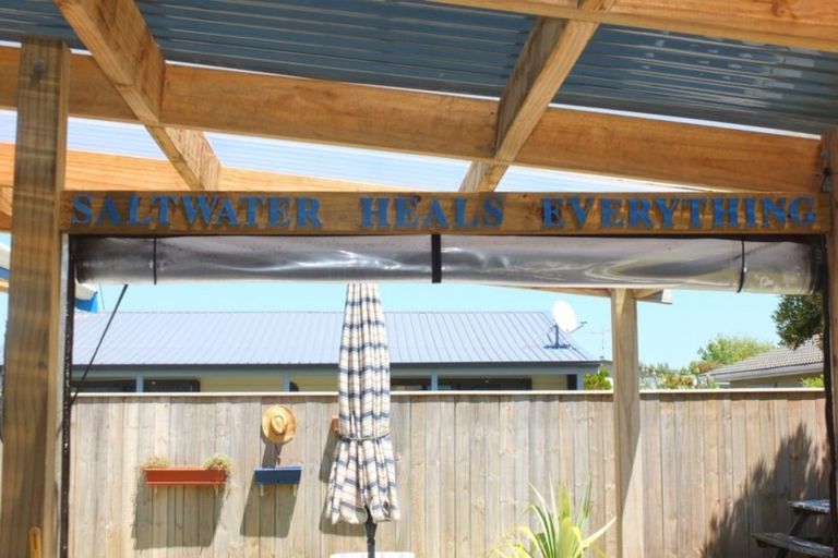 Photo of property in 21a Hennessy Street East, Foxton Beach, Foxton, 4815