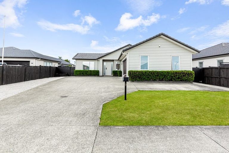 Photo of property in 9 Walter Ruddock Avenue, Kumeu, 0810