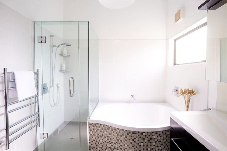 Photo of property in 19 Tiri View Place, Waiake, Auckland, 0630