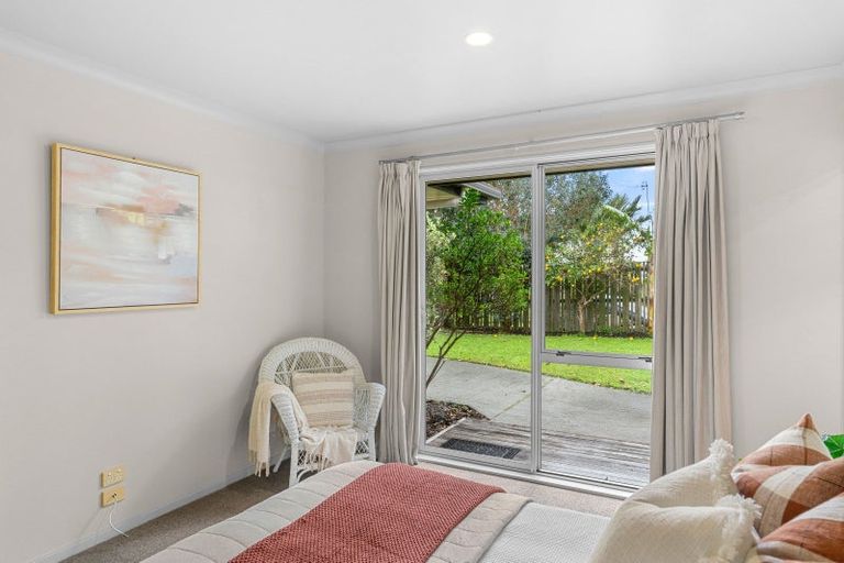 Photo of property in 11 Miami Place, One Tree Point, 0118