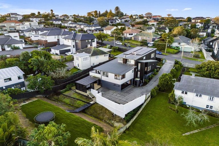 Photo of property in 19 Inglewood Street, Wai O Taiki Bay, Auckland, 1072