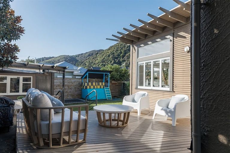 Photo of property in 35 Pukatea Street, Eastbourne, Lower Hutt, 5013