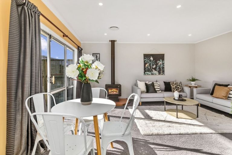 Photo of property in 27b Chetwode Grove, Newlands, Wellington, 6037