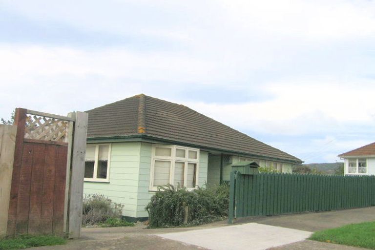 Photo of property in 44 Davidson Crescent, Tawa, Wellington, 5028